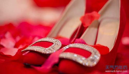 梦见红鞋什么意思 女人梦到买红鞋意味什么