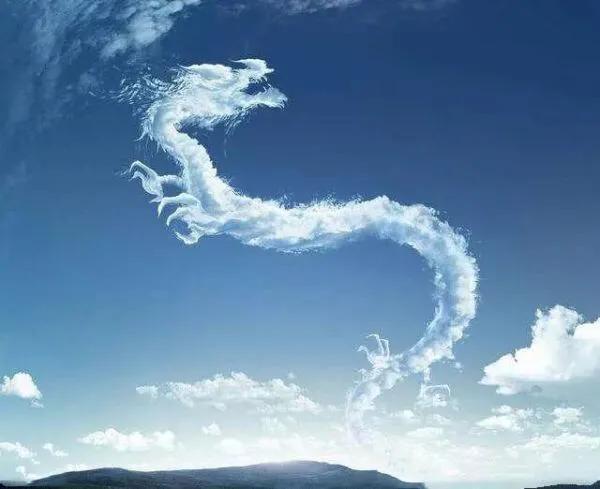 梦见云是龙的形状 女人梦到一条龙在天上飞